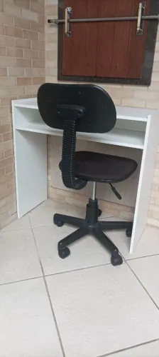 Escrivaninha com cadeira