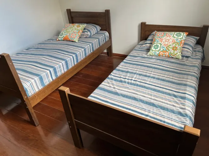 2 Camas de solteiro com Colchões