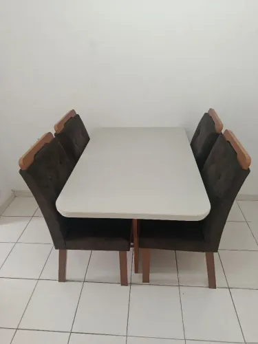 Mesa com 4 cadeiras com tampo de vidro