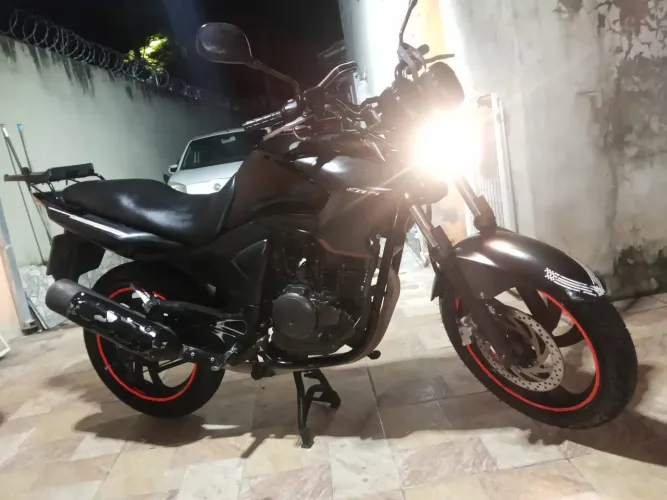 Moto fazer 250 muito boa tudo ok só.pegar e andar a 8 anos só.comigo