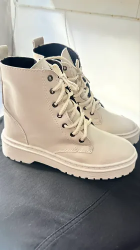 Bota na cor off with tamanho 38
