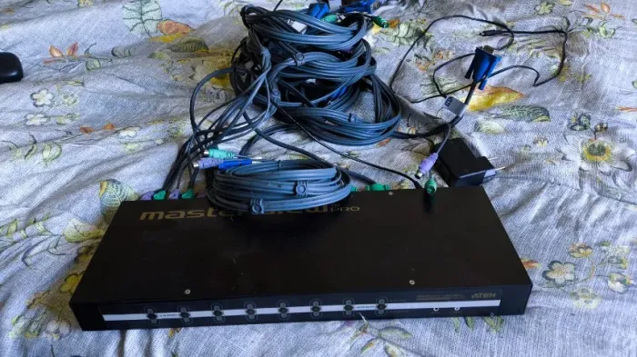 KVM 8 portas, 6 cabos. vga e ps2
