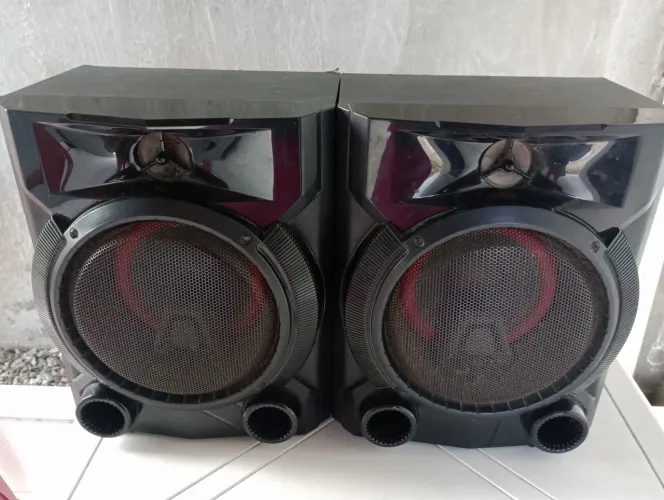 Vendo 2 Cx de som  LG frontal.
