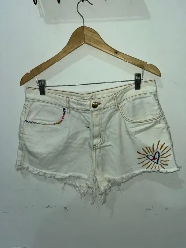 Short Sarja Branco com Bordados Afetivos e acabamento em barra desfiada