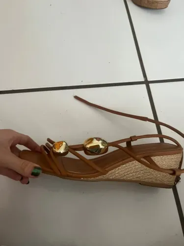 Sandália Anabela Caramelo com Esferas Douradas e Amarração no Tornozelo