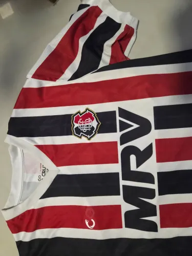 Combo de camisas do Santa de 2016 preta e 2017 listrada