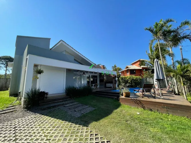 Casa Alto Padrão com Piscina no Condomínio Maranata - em frente à SurfLand