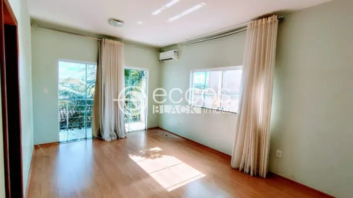 Casa para aluguel, 8 quartos, 3 suítes, 5 vagas, Jardim Karaíba - Uberlândia/MG