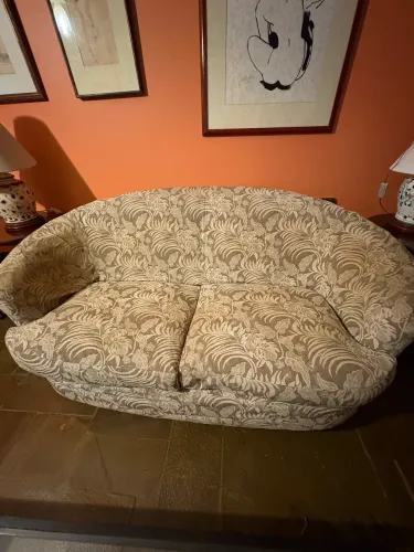Sofá 2 lugares com molas em perfeito estado.