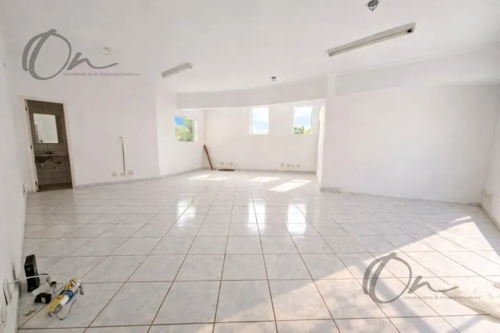 Sala Comercial Ampla de 71 m² com Excelente Iluminação Natural