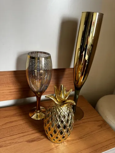 Três vasos decorativos