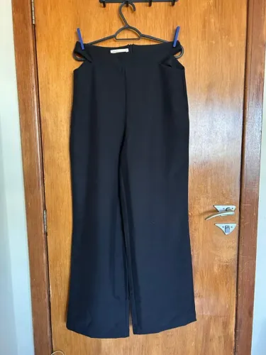 Calça Pantalona Preta Feminina com Recortes. Chuá - Tam. M