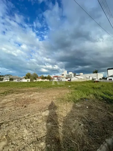 Oportunidade única! Amplo e Belíssimo Terreno de 370m² à Venda, localizado no Bairro Unive