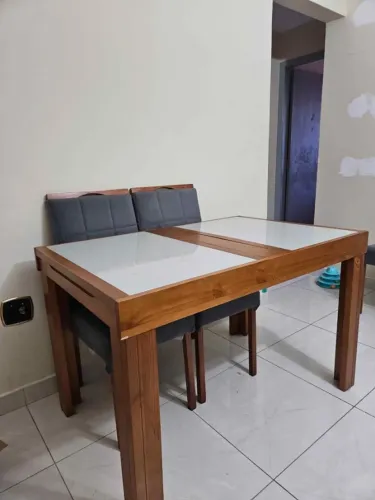  Mesa de jantar extensível em madeira + 4 cadeiras