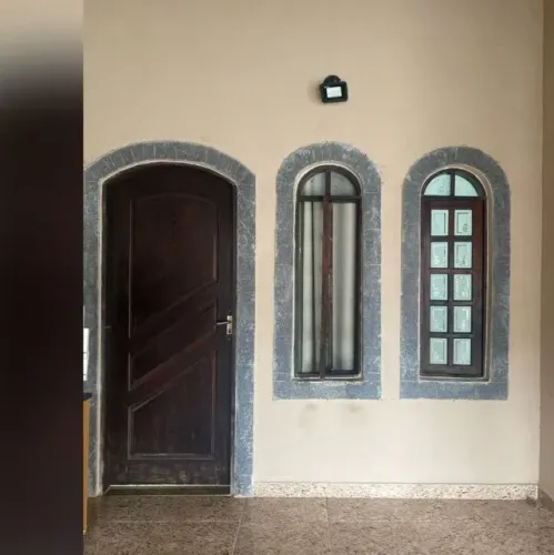 PORTA, BATENTE E JANELAS DE MADEIRA MAÇICA COM ÓTIMA QUALIDADE