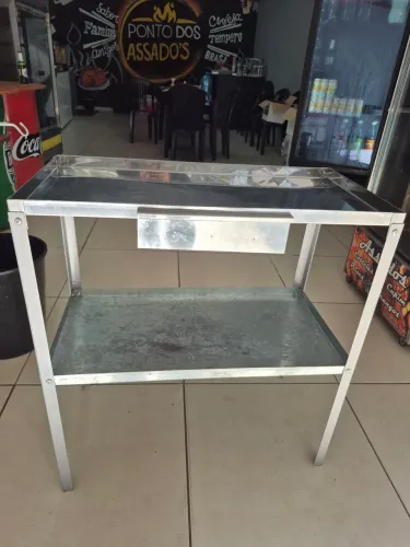 Mesa de Corte de Frangos Assados, em inox.