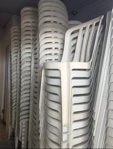 Cadeiras plásticas de 180 quilos