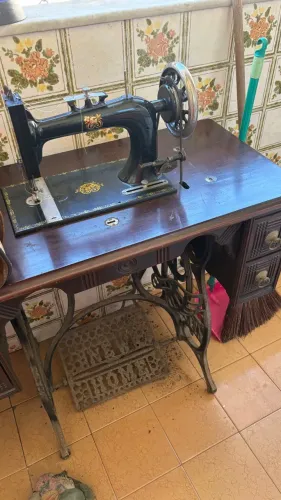 Máquina de costura com pedal