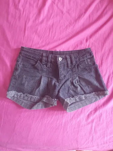 Short jeans cinza