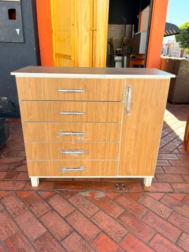 Cômoda de MDF bem conservada ((ENTREGO GRATIS))
