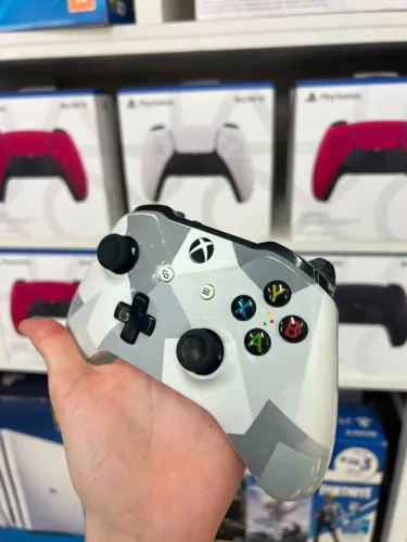Controle Xbox one S semi novo - somente 269,00 cada no dinheiro (especie) ou cartao com as