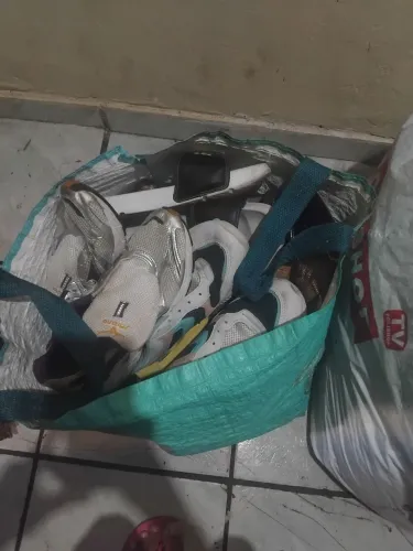 Roupas e sapatos para brechó 
