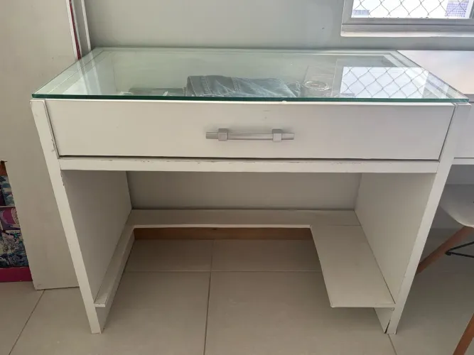 Penteadeira / mesa de maquiagem branca com tampo de vidro e gaveta central 