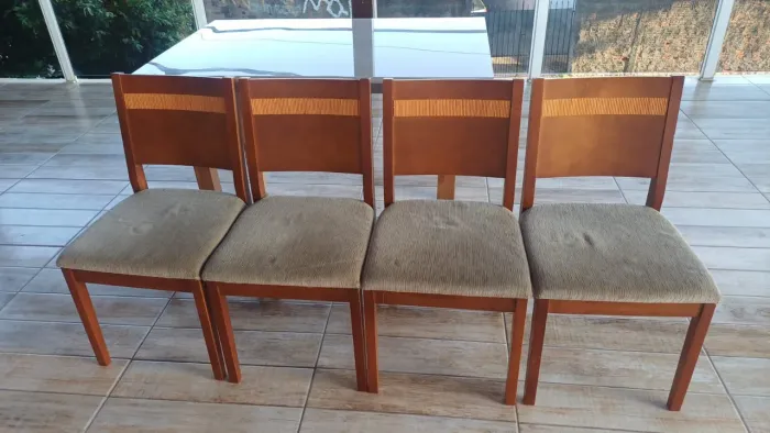 Mesa com tampo de vidro e 4 cadeiras