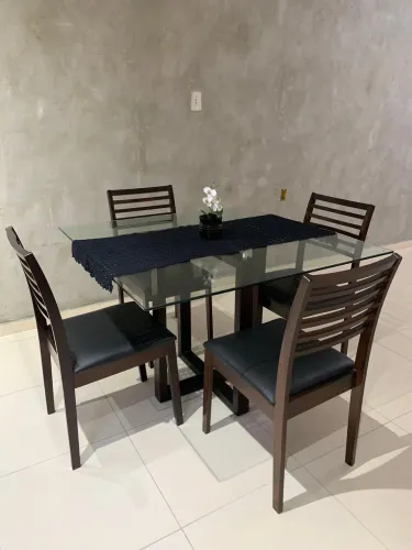 MESA DE VIDRO E CADEIRAS