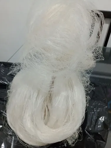 Uma tarrafa malha de cará, 27 palmos. 