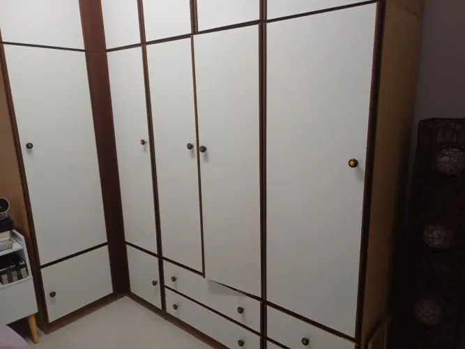 Guarda roupa em bom estado de uso