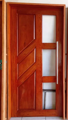 Vendo um portal de madeira maciça pivotante