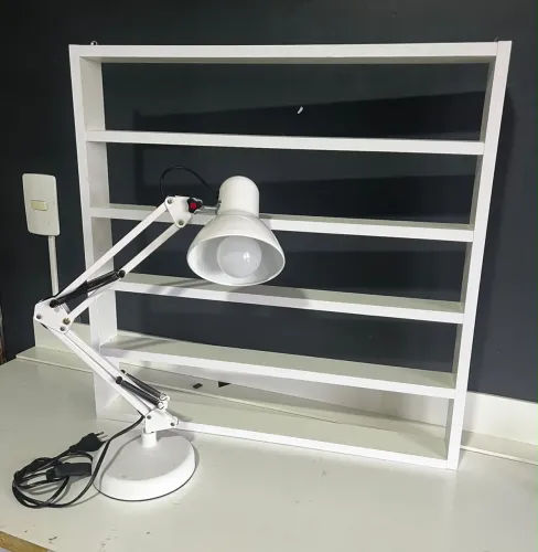 Luminária Articulada Branca + Mostruário/Prateleira Branca