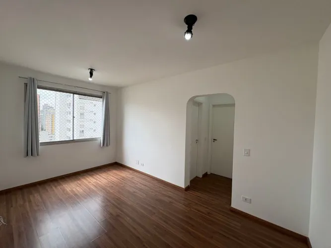 Apartamento com 1 dormitório e andar alto em Moema