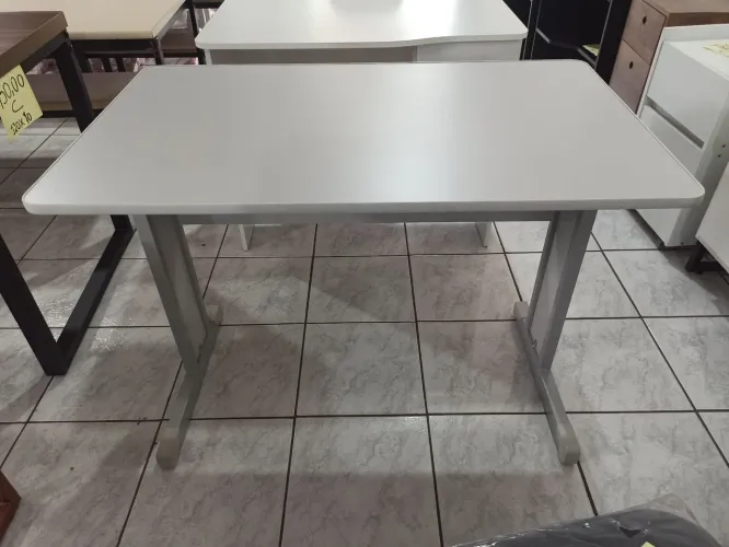 Mesa de escritório de um metro