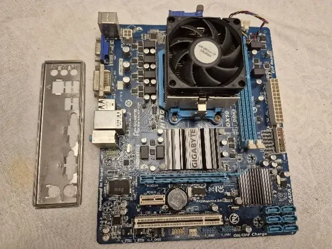 Placa-mãe AM3+ Gigabyte + Phenom X4 965