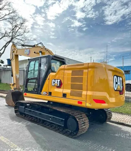 Escavadeira Caterpillar 320GC ano 2021, com 6.200 horas, no Paraná