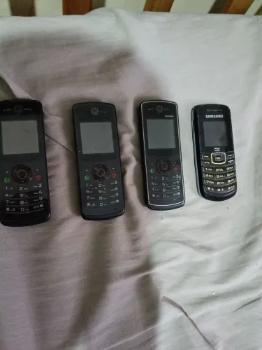 4 celulares antigos para colecionar ou tirar peças