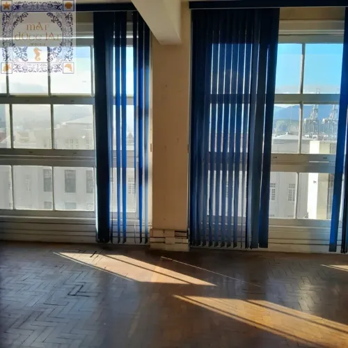 Sala comercial à venda no Centro de Santos-SP: 1 sala com janelões, 2 banheiros, 63m² de á