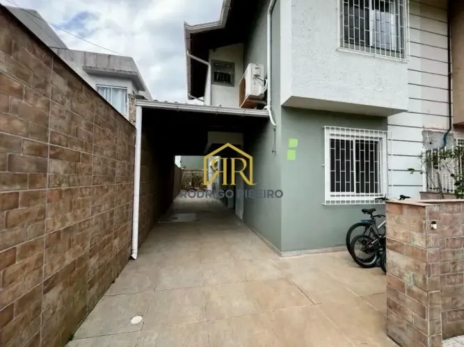 CASA COM 03 DORMITÓRIOS, SENDO 01 SUITE
