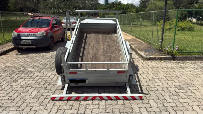 Carretinha / Reboque 2,60x1,30 com cestinha - Revisada