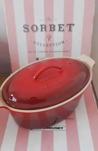 Rara e Vintage Terrine Press Oval Cereja Le Creuset