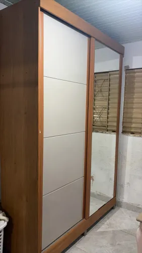 Guarda-Roupa de solteiro com Espelho e Portas de Correr | Conservado