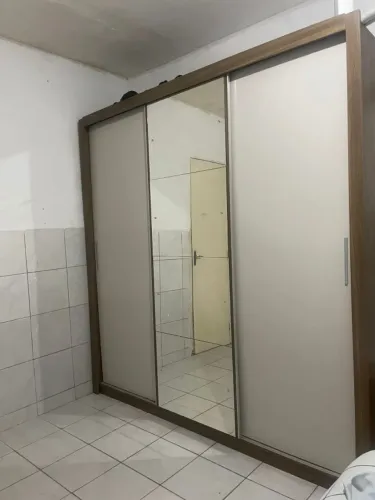 Vendo Guarda Roupa com espelho.