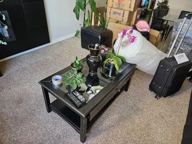 Mesa de centro com tampo de vidro e gaveta