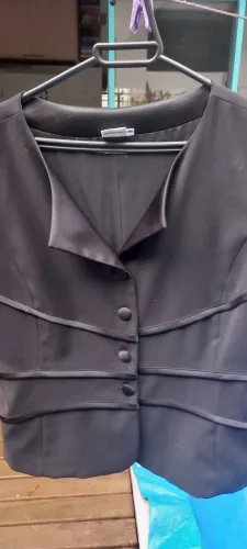 Blusa social em microfibra preta com detalhes em cetim e botão forrado, 48
