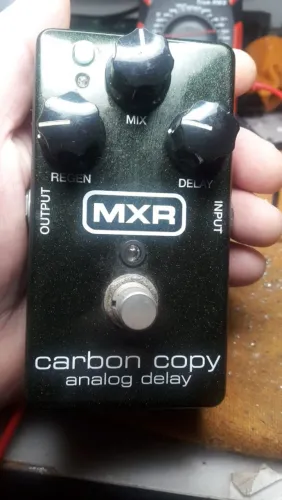 Pedal MXR Carbon Copy pra guitarra e baixo