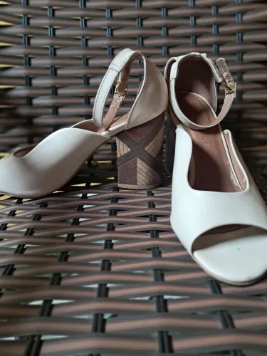 Vendo duas sandálias, leia a descrição