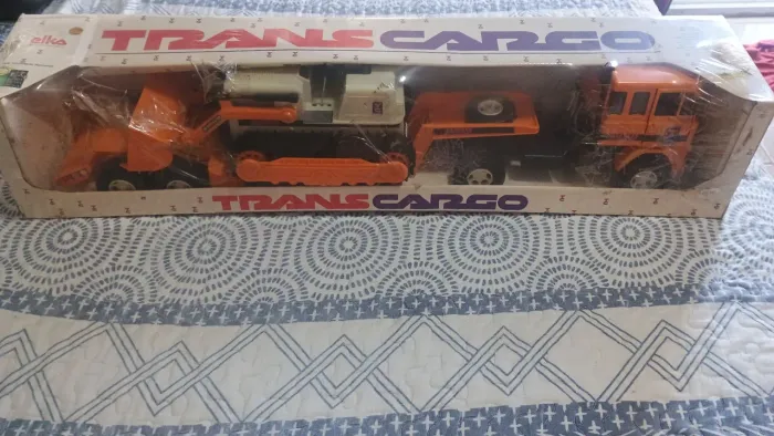 Caminhão Elka trans cargo.