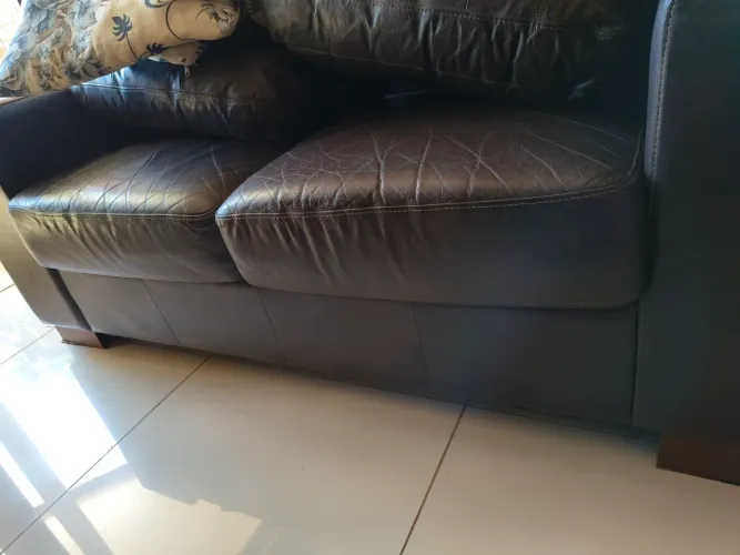 Vende-se 2 sofás de 2 lugares de couro legítimo, em bom estado de conservação.